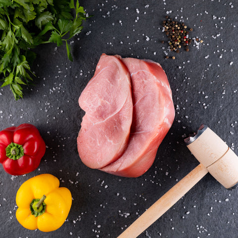 Zarte Kalbsschnitzel von der Topcu Fleischerei, ideal für Wiener Schnitzel