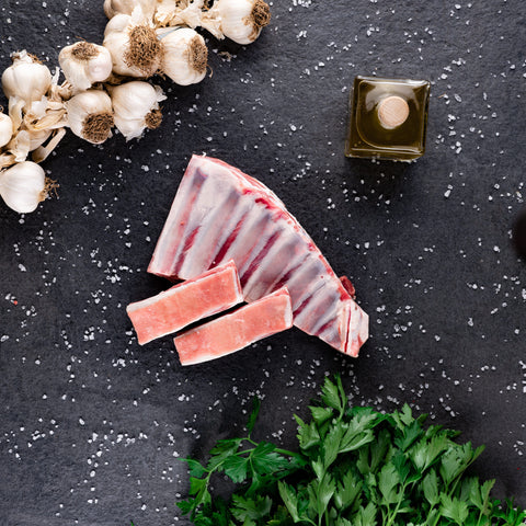 Zarte und aromatische Lammbrust von Topcu Fleischerei, bereit zum Kochen